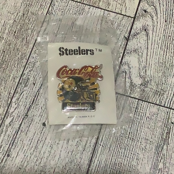 Vintage 1985 Coca Cola NFL Steelers collectors pin - Picture 2 of 2